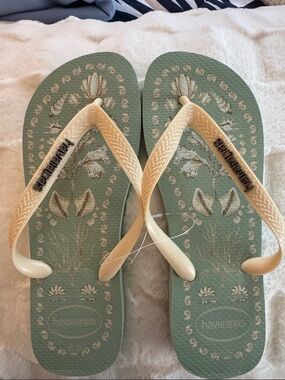 Havaianas Green Floral Flip Flops with Cream Straps size 10